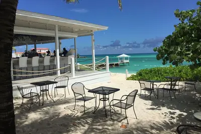 Image de Gorgeous family home with its own marina dock a short paddle or walk from beach
