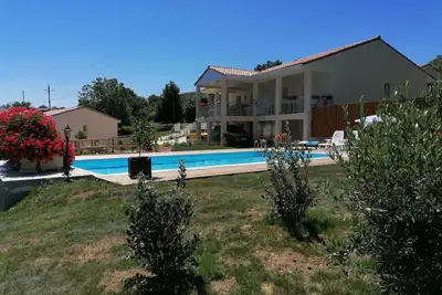 Image de Villa moderne   sur  côteaux  belle piscine  / Downhill modern villa  nice pool