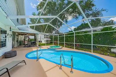 Image de Wow…. . beaches just 2 miles away, heated pool, hot tub and room for boat or Rv.