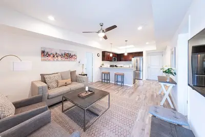 Image de 2n|*Holiday Special* Bright & Comfy Home| Gated Condo| Charm in Kat|