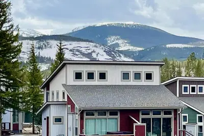 Image de New! 3 bed/2 bath w/Private Hot Tub, Walk to Town