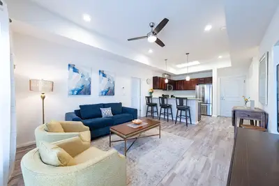 Image de 1n| Cozy Urban Living in Lifestyle Center| Charm in Kat