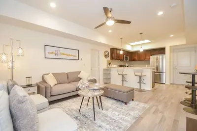 Image de 3c| Charm in the City| Stylish home in Gated Complex