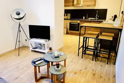 Image de appartement cosy avec terrasse dans jolie bâtisse rénovée a proximité du centre