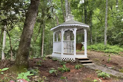 Image de Lolly's Treehouse 10 minutes to Highlands.