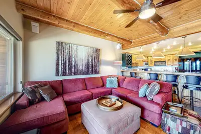 Gorgeous Townhouse w/Free WiFi, Private Washer/Dryer, Lake Views - Near Keystone