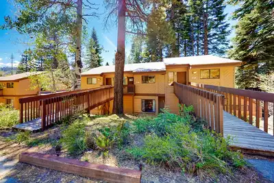 Image de Mountain retreat near the lake & skiing with deck, shared pool & grill