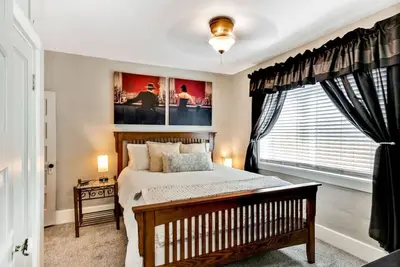 2br/1ba Cute 1910 Cottage - Walk Downtown!