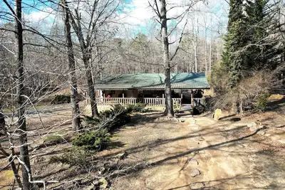 Image de ❤️Private Family Retreat! Sleeps 6! Trails, Firepit, Fishing Pond, & More ❤️