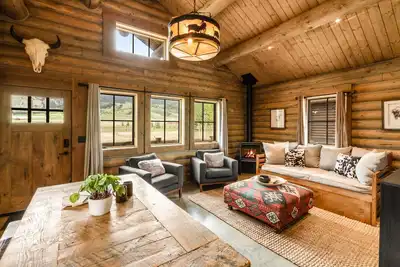 Image de Beautiful Log Cabin Near Yellowstone Park