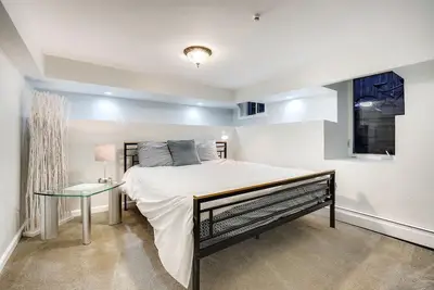 Image de Cherry Creek North - Walkable! Discount cleaning fee! ! ! Basement level apartment