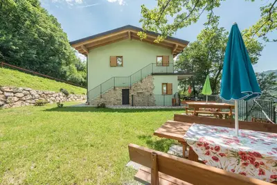 Image de Appartement \"Nonno Bigi Girasole\" avec vue sur les montagnes, Wi-Fi, balcon et jardin
