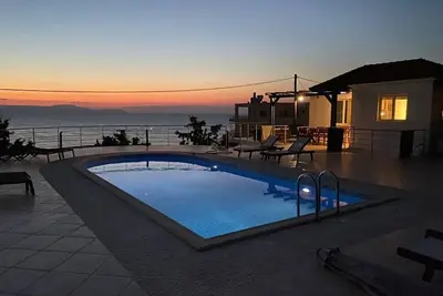 Image de Villa for 10 with pool and stunning sunset views