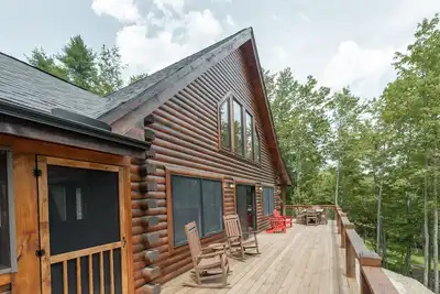 Image de Lakefront Dog Friendly Log Home w/ Hot Tub