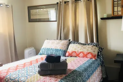 Image de Discover a captivating home nestled in the vibrant heart of Hilo.