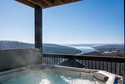 Image de Beautiful Lake Views, Indoor and Outdoor Pool, Private Hot Tub, and Game Room!