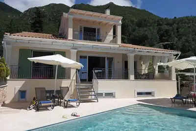 Image de Villa mit Pool und Atemberaubender Aussicht