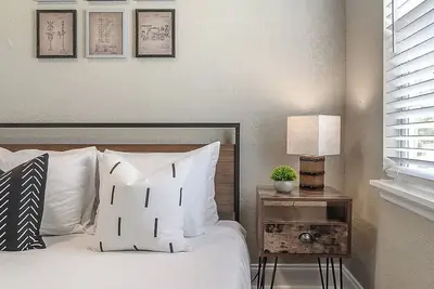 Image de \"The Railyard Flat\" - 1br Apt|Fire Pit|Grill