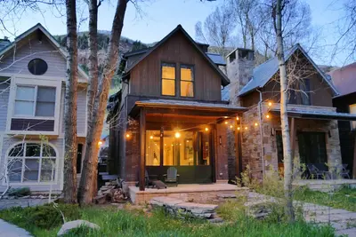 Image de Parkside Retreat - Amazing home with hot tub across from Town Park