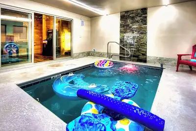 Image de 🏊 Outdoor & 👙 Indoor Private Pool Cabin | 🎮 Game Room 🕹️