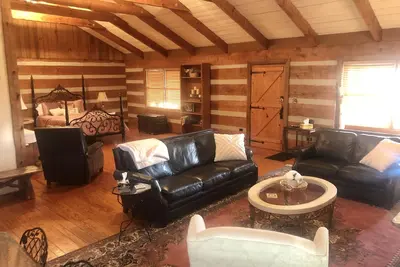 Image de Upscale Log Cabin at Ferndale: An Elegant Retreat