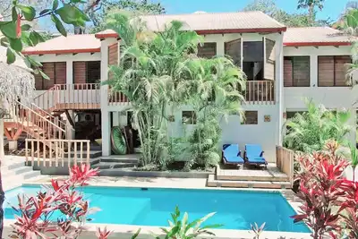 Image de Comfortable home with salt water pool, close to beach, strong wifi and concierge