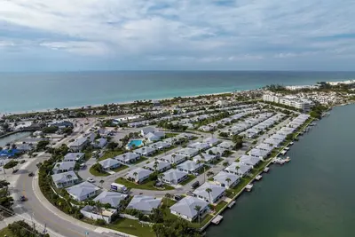 Image de New Vrbo! Beach Paradise! 2bds/2bth, Community Pool, Walking Distance To Beach! !