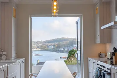 Image de Beautifully appointed waterfront 4 bedroom house with private access to Woods
