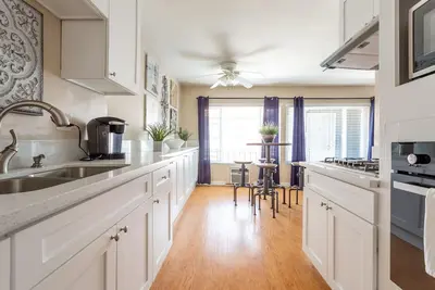 Image de ♛Beach Oasis · Cal King · Wifi · Parking Incl♛