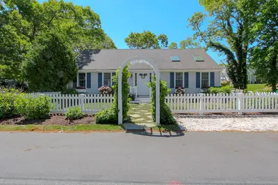 Image de Enchanting 2 Bedroom Cottage - 1 block to Village Center-Beach Pass-Weekly only