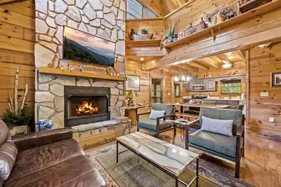 Image de Updated True Log Cabin - Hot Tub, Arcade, Fire Pit, Wi-Fi, Fishing, Pool, & more