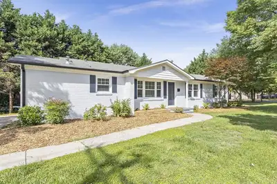 Image de Renovated! 12 minutes from South End Clt!