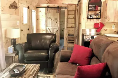 Image de Cozy Wooded Cabin in the Heart of Rrg!