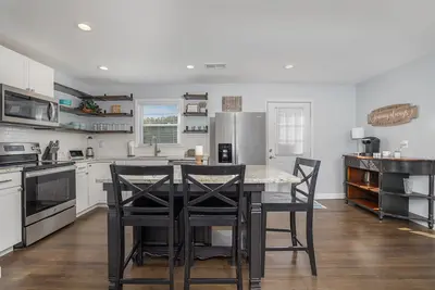 Image de Spacious Matthews Getaway | Large Patio, Parking