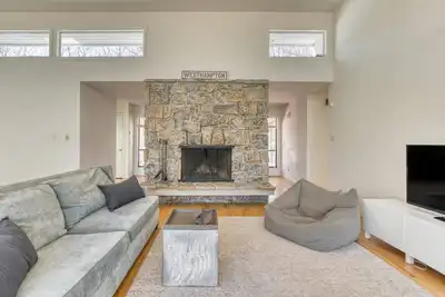 Image de Westhampton Oasis w/ Pool, Tennis & Guest House