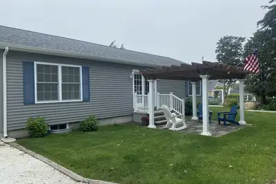 Image de The Salty Dogs' House 5 minute walk to Hen Cove Beach, safe, quiet, family area.