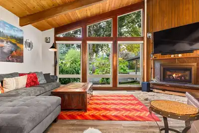 Image de Phenomenal Mid-Century Modern Retreat, Open Layout, Fenced Backyard, Fire-Pit, 10 Miles to Portland