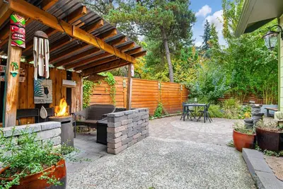 Perfect Portland Location, Tiki Backyard Layout \/w Fire-pit, Open Floor Plan, 6 Miles to Portland