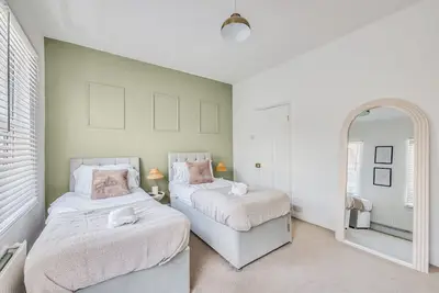 Image de Stylish House with Pool Table, Free Parking, Fast WiFi and Smart TVs by Yoko Property