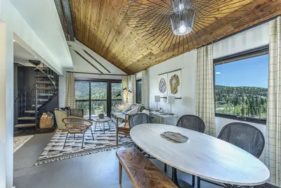 Image de Completely Remodeled Ski in/Ski Out Condo - Views & Deck - Pet Friendly