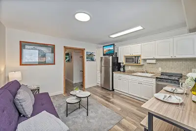 Image de Tropical Family-Friend Condo Half a Block to Beach at the Cabana Waikiki