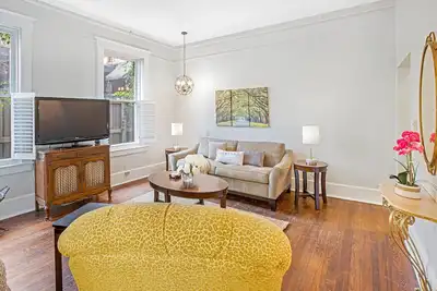 Image de Bright and Charming Retreat Off of Oglethorpe Square by Lucky Savannah