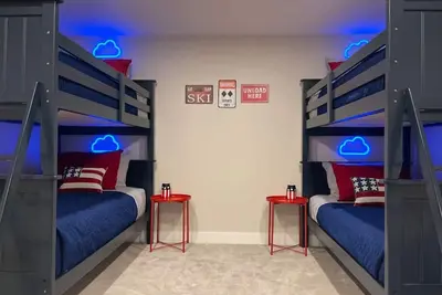 Image de Colorful Oasis: Modern, Water View, Family-Friendly