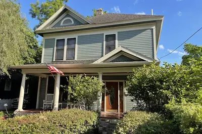 Image de 2/2 Apt downtown in restored historic home yr 1891