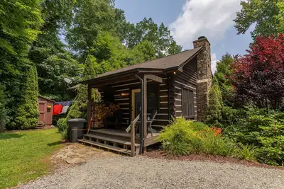 Image de 1 Relaxing Place - Quaint cottage, great mountain view, hot tub, and fire pit! Private!