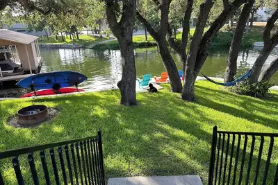 Image de Lakefront Luxury on quiet cove - Perfect to relax & play! Room for everyone