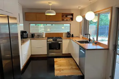 Image de Stylish West Congress home, Large yard, 2 Bedroom, work space, 31 Day Minimum