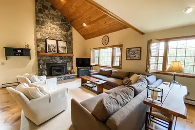 Image de ★ Mountain Retreat, Cozy Elegance Near Mt. Snow ★