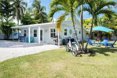 Keys Life Cottage ~ Downtown Islamorada Cottage with Pool Access!