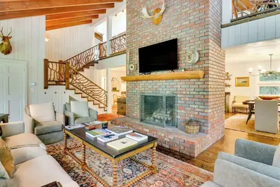 Image de Chic Highlands Cabin Retreat w/ Deck + Office!